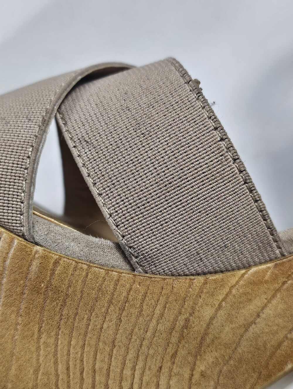 G By Guess Sirrah Beige Taupe Faux Suede Cross Strap Woodgrain Platform Sandal - Picture 15 of 16
